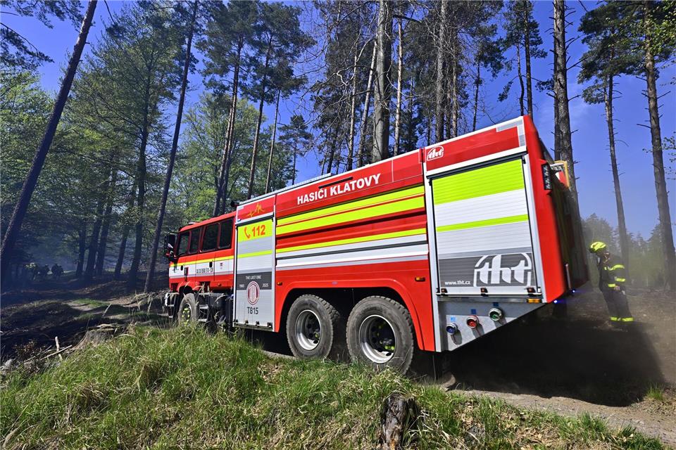 Ein tschechisches Feuerwehrauto bei der Waldbrandbekämpfung. (Archivfoto)Hájek Ondøej/CTK/dpa