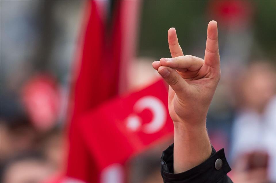 Ein türkischstämmiger Polizeibeamter aus Osnabrück soll den „Wolfsgruß“ bei einer Familienfeier gezeigt haben - ob er tatsächlich türkischen Rechtsextremen nahesteht, wird nun untersucht. (Symbolbild)Peter Kneffel/dpa