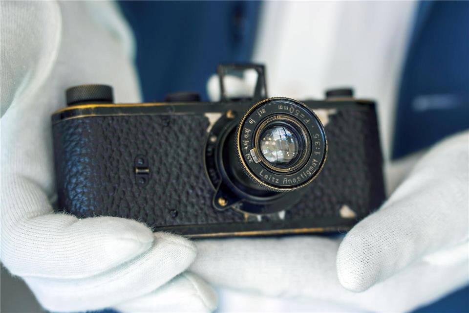 Kamera für 7,2 Millionen Euro - Leica-Prototyp versteigert Ein über 100 Jahre alter Prototyp einer Leica-Kleinbildkamera ist bei einer Auktion für 7,2 Millionen Euro versteigert worden.Andreas Arnold/dpa