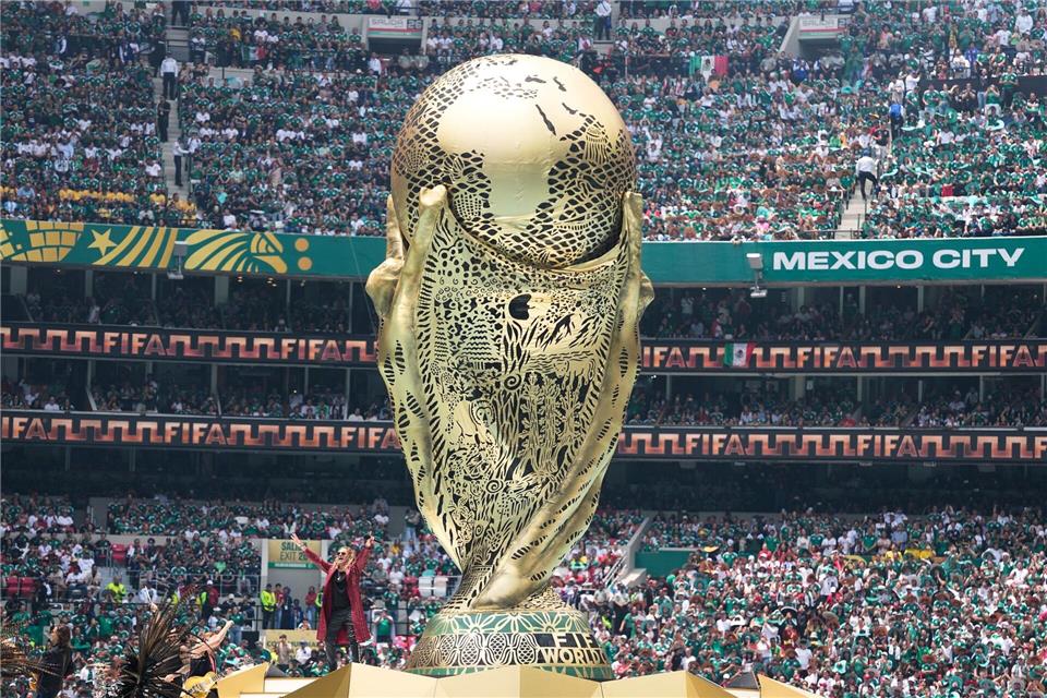 Ein überdimensionaler WM-Pokal wurde enthüllt.Natacha Pisarenko/AP/dpa