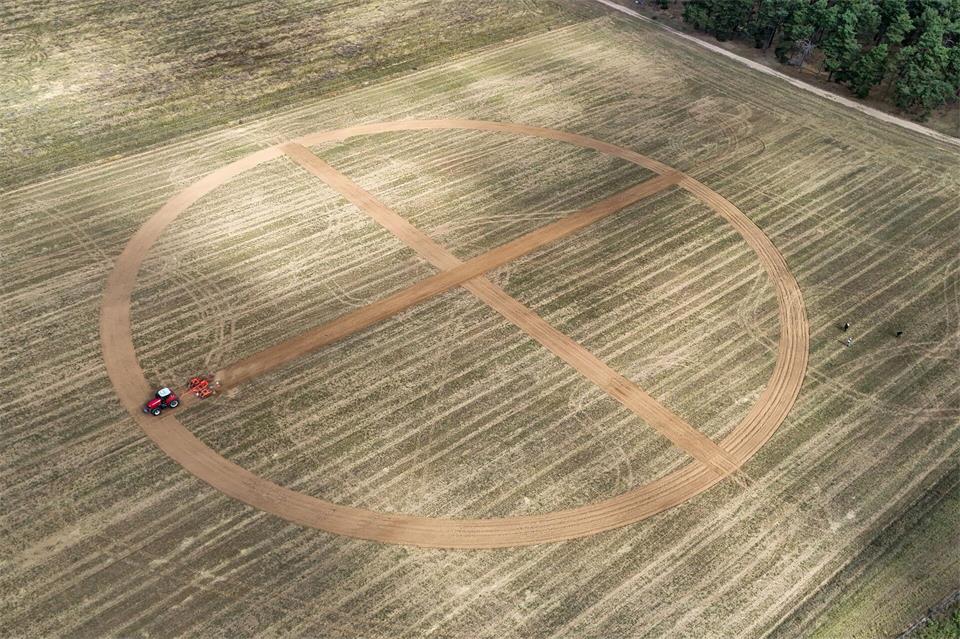 Ein überdimensionales Wahlkreuz auf einem Acker bei Cobbel soll für Vielfalt und Zusammenhalt im ländlichen Raum werben.Peter Gercke/dpa