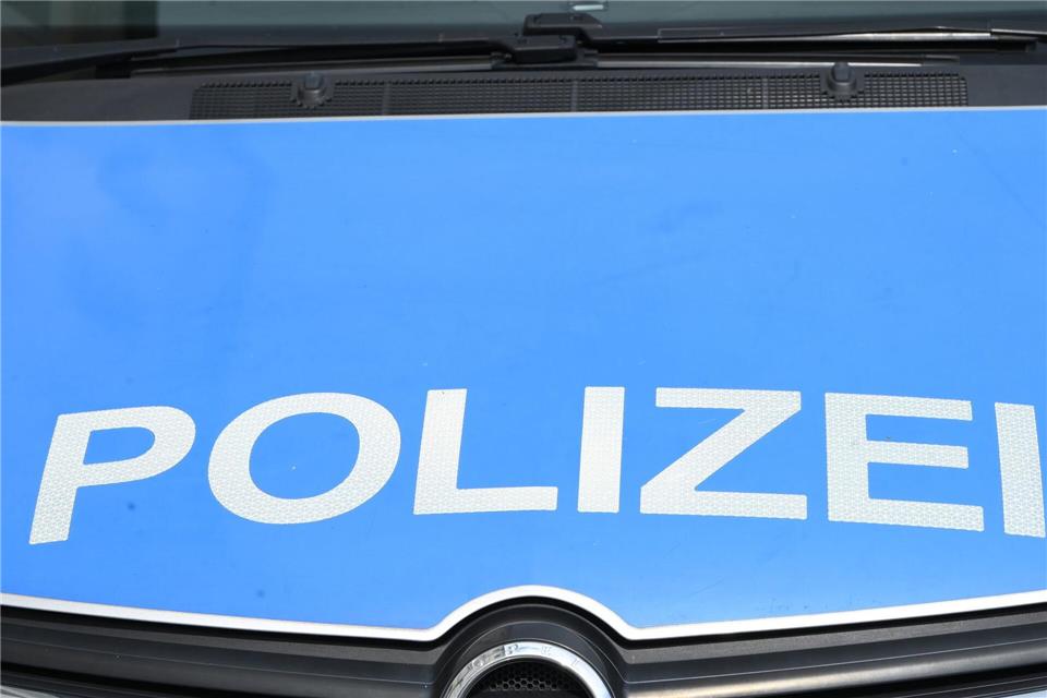 Ein überfallener Mann will seine Tasche zurück. Die Räuber bringen ihn zu Boden. (Symbolbild)Malin Wunderlich/dpa