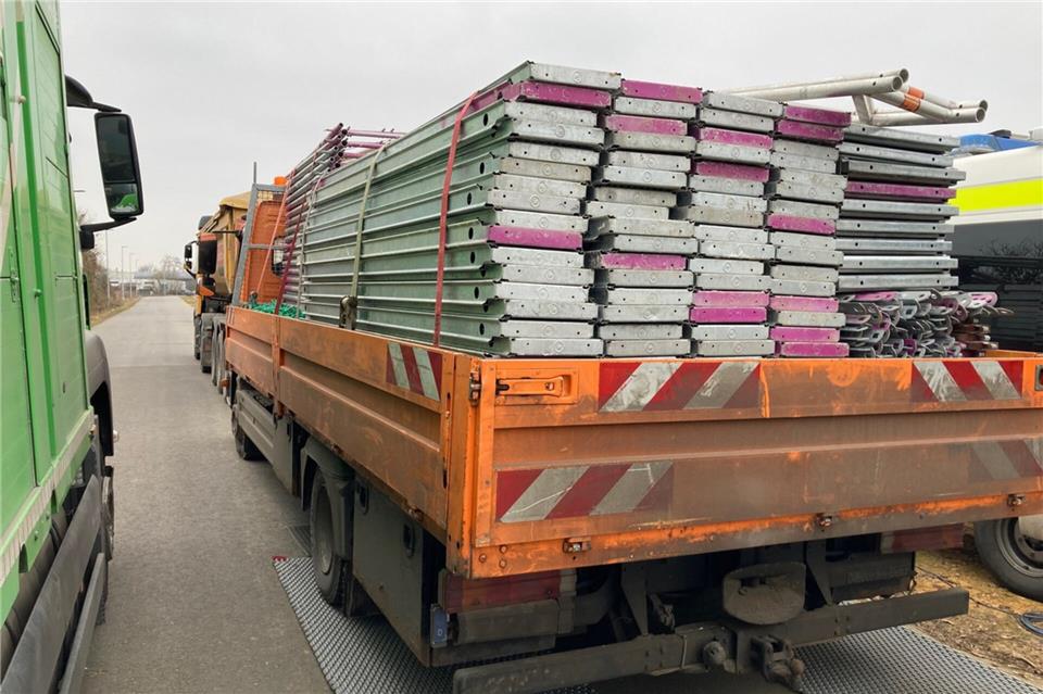 Ein überladener Lkw: 10,5 statt erlaubten 7,5 Tonnen. Deshalb haben die Beamten die Weiterfahrt verboten.