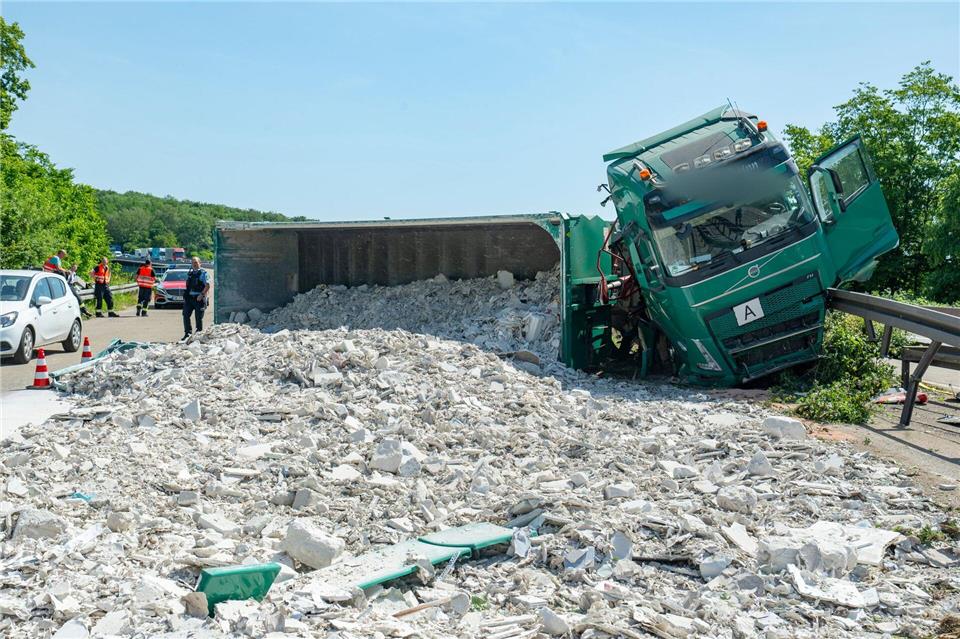 Ein umgekippter Lastwagen blockierte die A6 bei Saarbrücken.Becker & Bredel/dpa