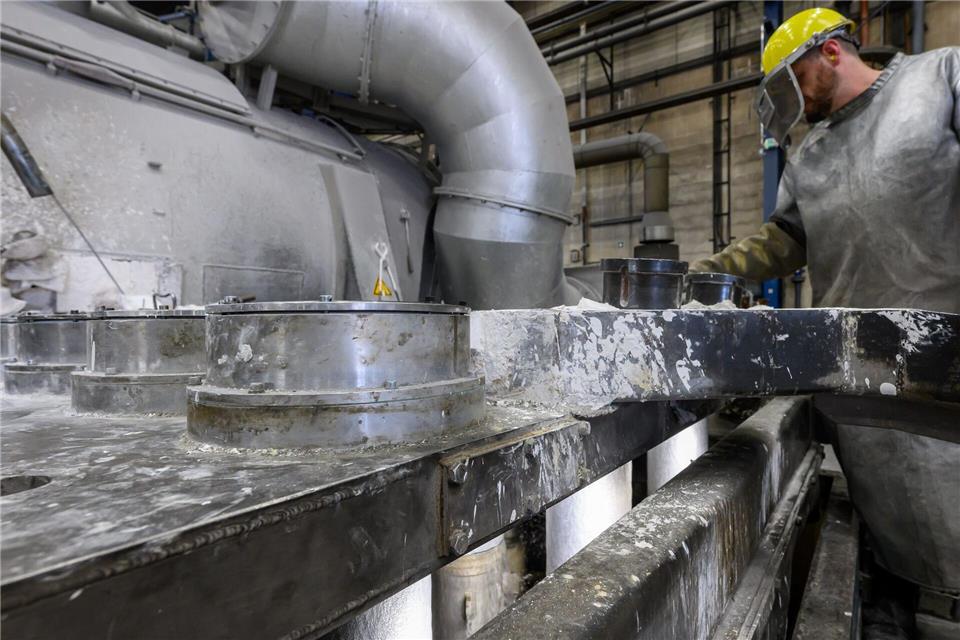 Ein umgerüsteter Schmelzofen wartet auf den Einsatz von Wasserstoff.Hendrik Schmidt/dpa