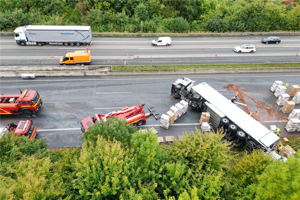 Lastwagen kippt um - Autobahn 3 gesperrt Ein umgestürzter Lastwagen blockiert bei Bad Honnef die A3 in Richtung Köln.Sascha Thelen/dpa