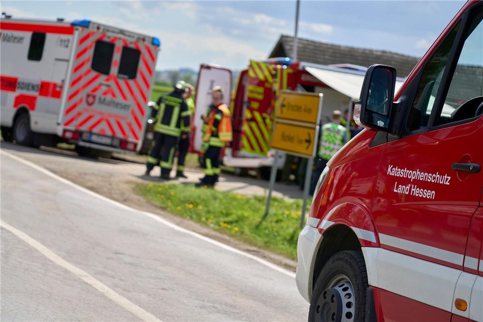 Ein unbekannter Geruch sorgt bei den Ermittlungen für Vorsicht und eine großräumige Absperrung.Sascha Ditscher/dpa