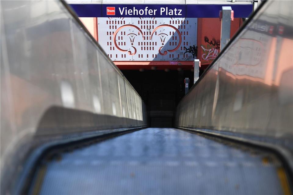 Ein unbekannter Mann hat eine Frau in der U-Bahn-Station „Viehofer Platz“ angegriffen und schwer verletzt. (Archivbild)Ina Fassbender/dpa
