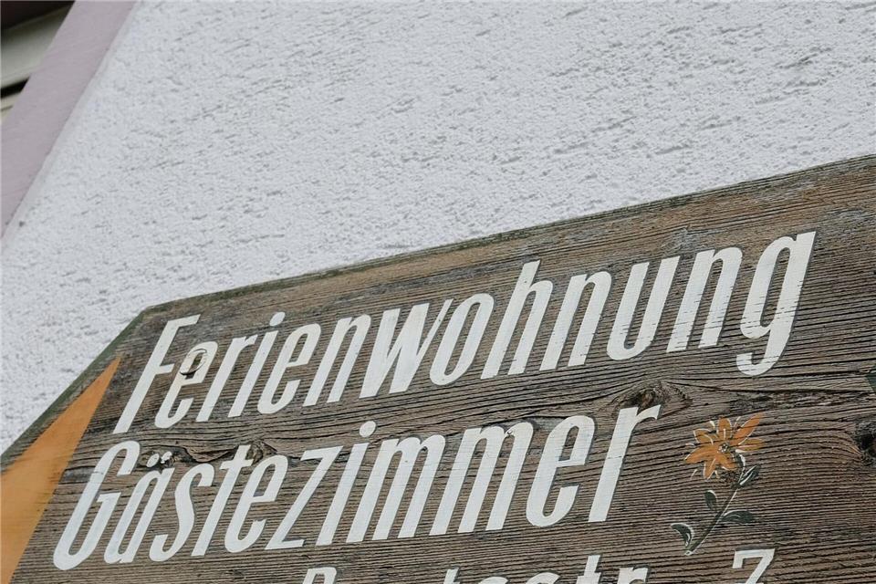 Ein unbekannter Mieter hat in Bayern eine Ferienwohnung verunstaltet. (Symbolbild)Bernd Weißbrod/dpa