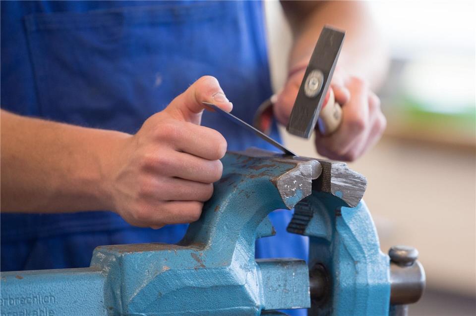 Ein unterhaltspflichtiger Elternteil darf eine Umschulung oder Ausbildung möglicherweise erst beginnen, wenn das Kind nicht mehr unterhaltsbedürftig ist.picture alliance/dpa/dpa-Zentralbild