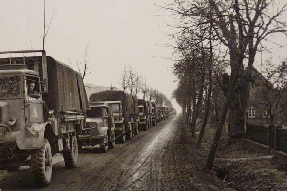 Ein ununterbrochener Strom von alliiertem Nachschub quälte sich durch den Ort. Das Foto vom Imperial War Museum London vom 30. März 1945 hängt im Museum des Heimatvereins. Es zeigt die Weseler Straße mit einer Kolonne von Militärfahrzeugen. Das Haus auf der rechten Seite steht noch.