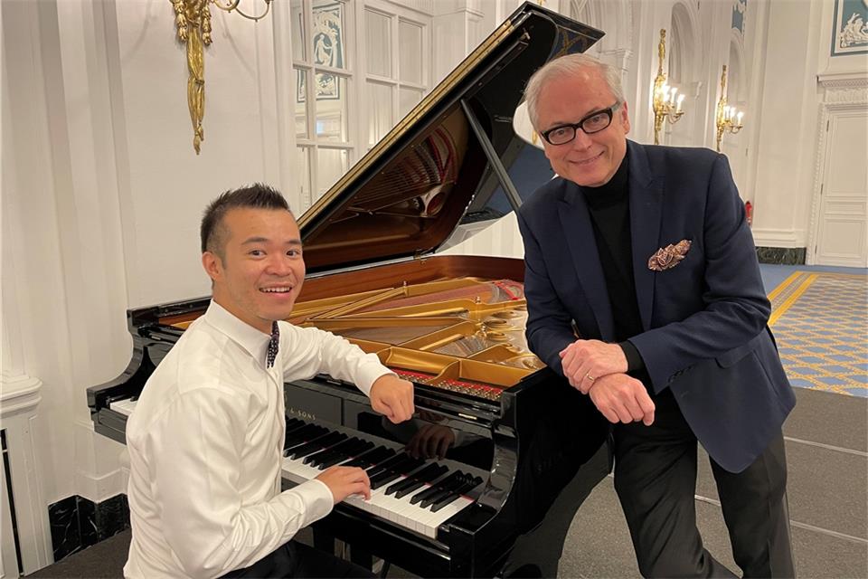 Ein unvergessliches Weihnachtsmärchen präsentieren Schauspieler Hans-Jürgen Schatz (stehend) und Pianist Albert Lau. 