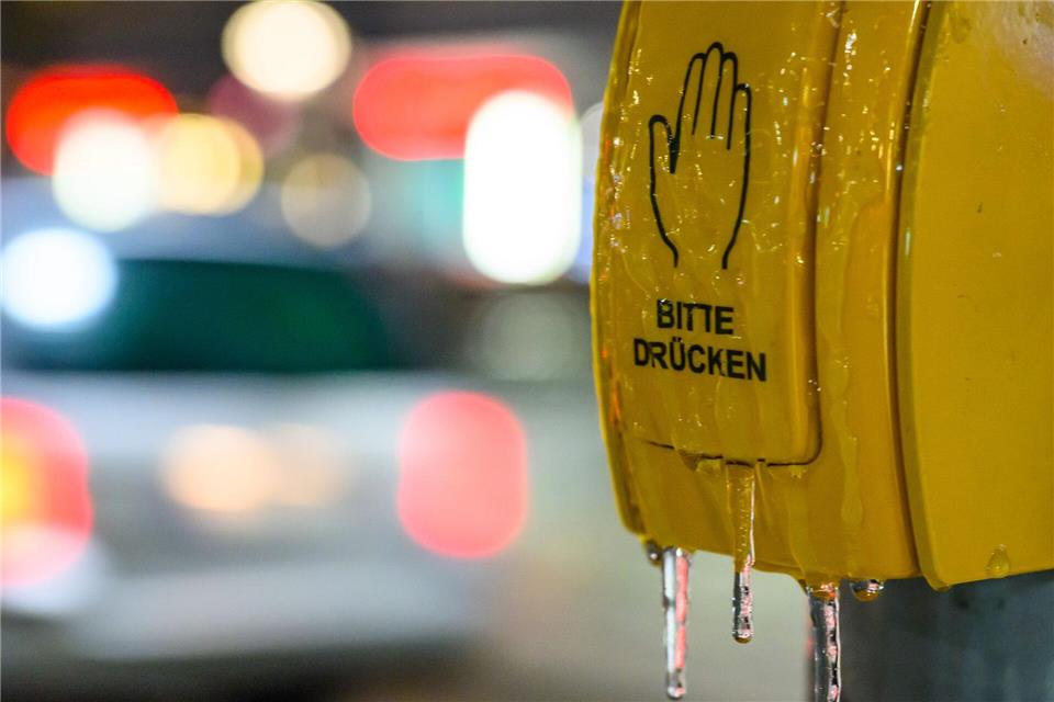 Ein vereister Tastschalter ist an einer Haltestelle in Brandenburg am frühen Morgen zu sehen.Patrick Pleul/dpa