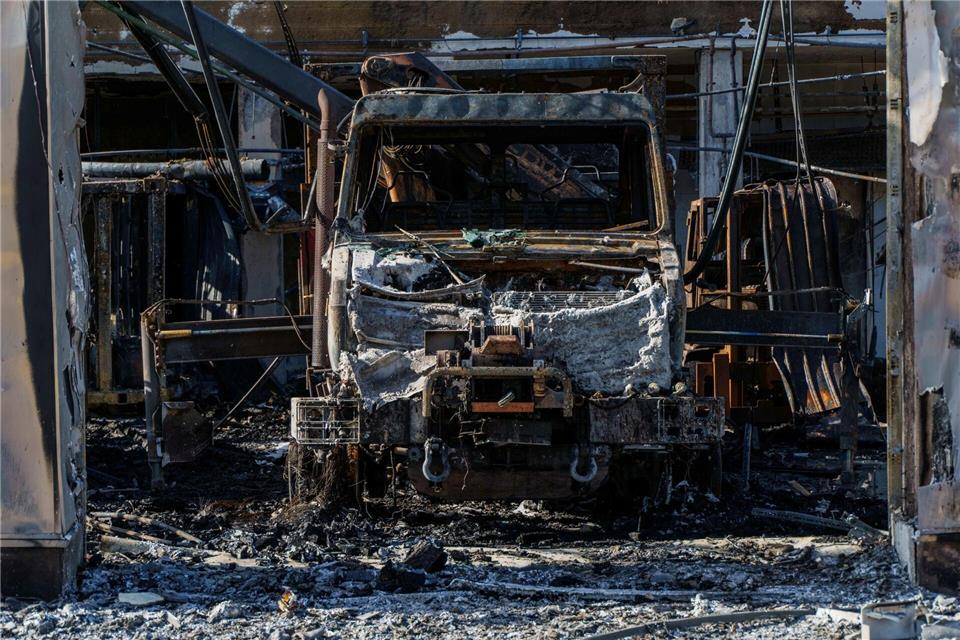 Ein verheerender Brand hat die Gerätehalle und fast alle Fahrzeuge der Feuerwache Stadtallendorf vernichtet. Jetzt wird über die Sicherung von Feuerwehr-Stützpunkten diskutiert.Andreas Arnold/dpa