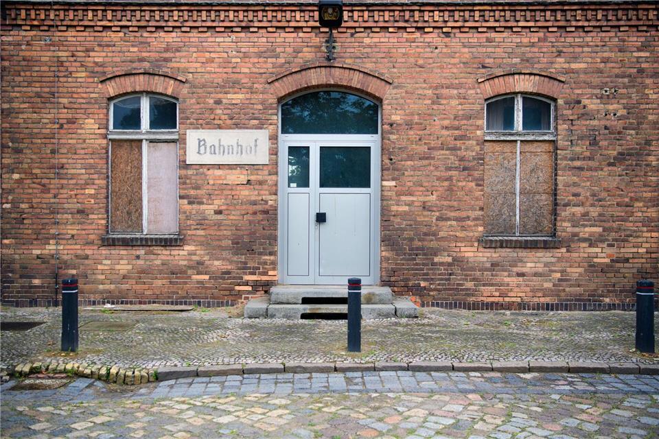 Ein verkauftes und runtergekommenes Bahnhofsgebäude auf der Strecke Dresden-Berlin. (Archivbild)Soeren Stache/dpa-Zentralbild/dpa