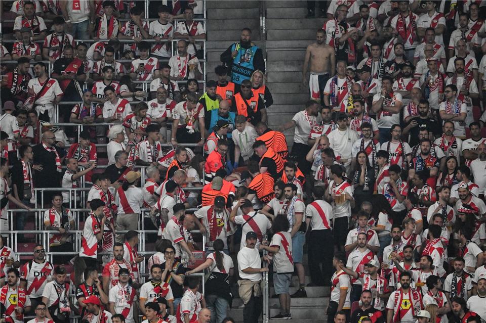 Ein verletzter Fan von Rayo Vallecano wird aus dem Block getragen.Robert Michael/dpa