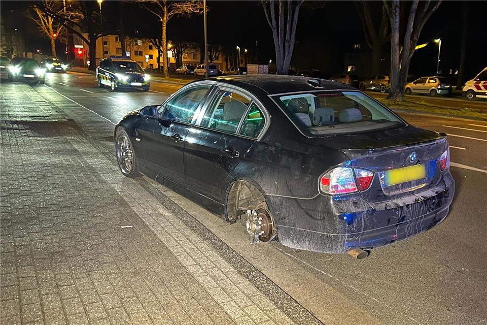 Ein verlorener Reifen beendete die Flucht: Das Fahrzeug der jungen Männer steht am Straßenrand.Justin Brosch/dpa