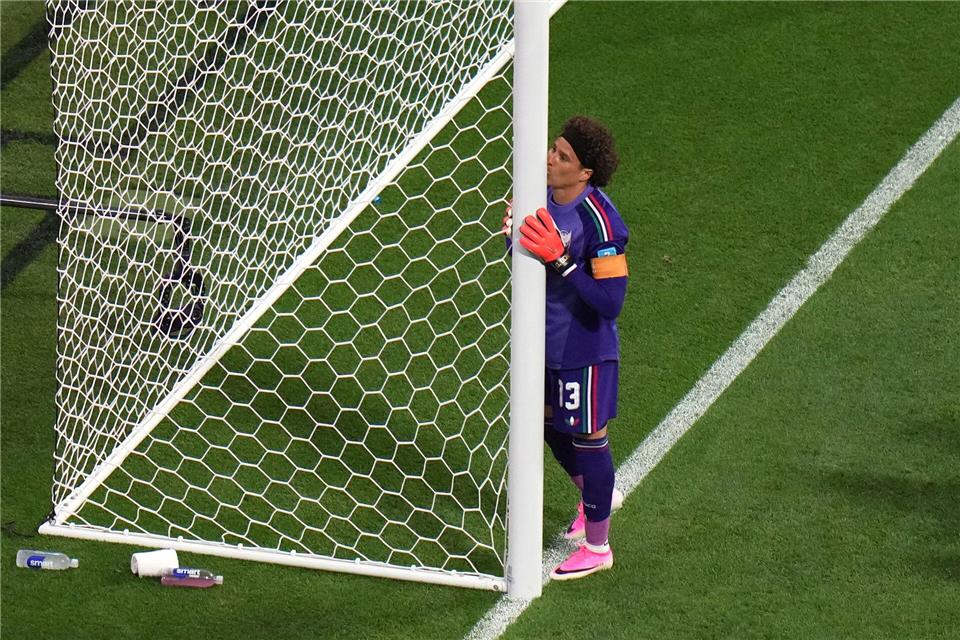 Ein vermutlich letzter Kuss für das, was irgendwie auch Ochoas Fußball-Heimat war. Eduardo Verdugo/AP/dpa