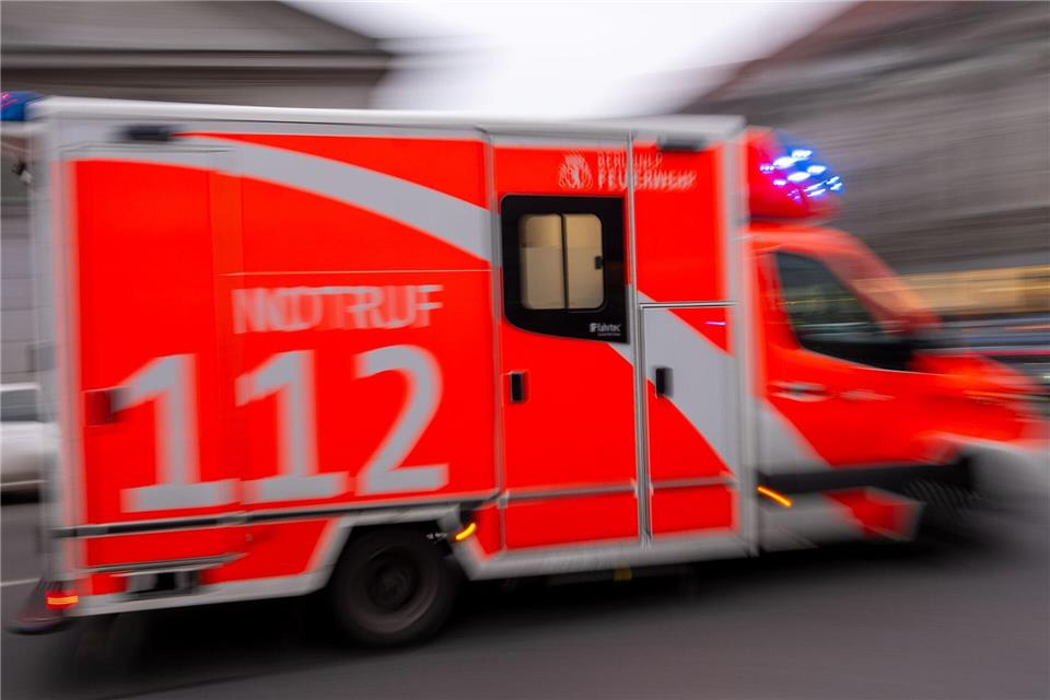 Ein verunglückter Motorradfahrer wird in Berlin-Spandau von Rettungskräften reanimiert (Symbolbild).Monika Skolimowska/dpa