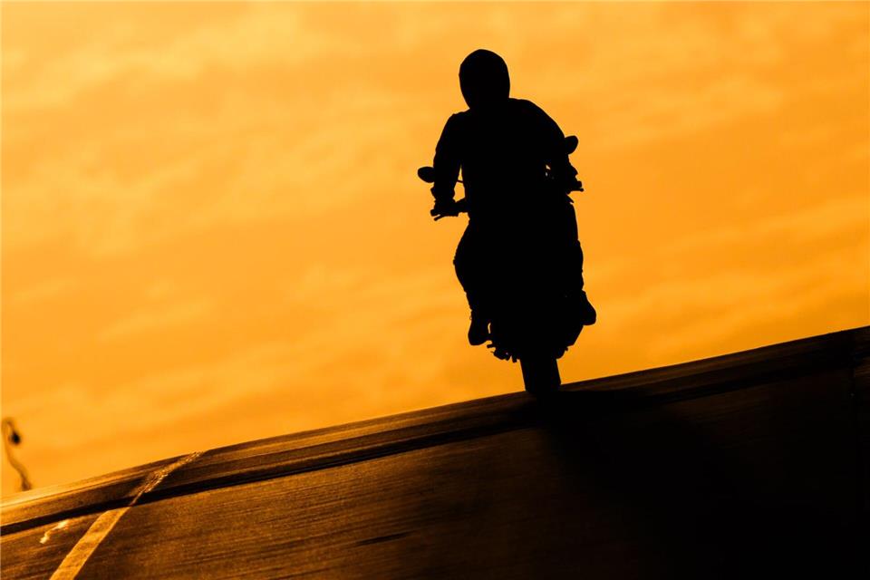 Ein verurteilter Mörder ist bei einem begleiteten Freigang mit einem Motorrad geflohen. (Symbolbild)Julian Stratenschulte/dpa