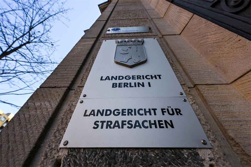 Ein verurteilter Sexualstraftäter, der seine Ex-Partnerin bei einem Freigang mit einem Messer attackiert haben soll, steht vor Gericht. (Symbolfoto) Jens Kalaene/dpa
