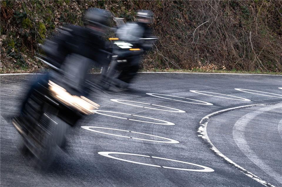 Ein verurteilter Straftäter ist bei einem Freigang mit seinem Motorrad davongefahren. (Symbolbild)Benjamin Westhoff/dpa