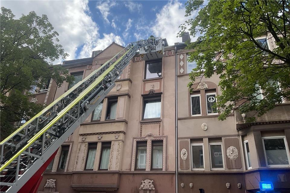 Ein vierjähriges Kind ist in Dortmund von Einsatzkräften unverletzt vom Hausdach eines Mehrfamilienhauses gerettet worden.Feuerwehr Dortmund/dpa