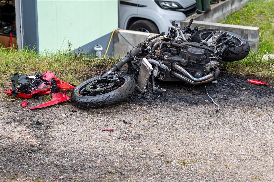 Ein völlig zerstörtes Motorrad nach einem Unfall in Halver im Sauerland. Der Fahrer schwebt in Lebensgefahr.Markus Klümper/dpa