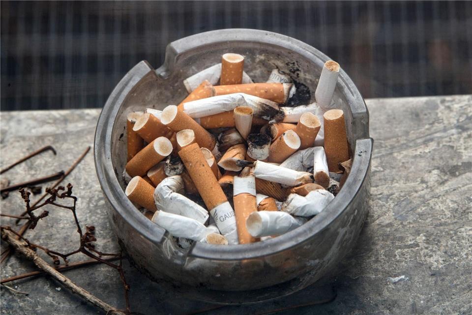 Ein voller Aschenbecher steht auf einem Fensterbrett.Soeren Stache/dpa