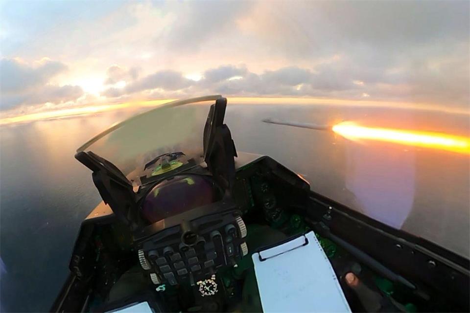 Ein vom rumänischen Verteidigungsministerium veröffentlichtes Bild zeigt, wie eine Rakete von einem Kampfflugzeug auf Drohnen mit Jet-Antrieb vom Typ „Geran“ abgefeuert wird die in den Luftraum des Landes eingedrungen waren. Uncredited/Romanian Ministry of Defense/AP/dpa