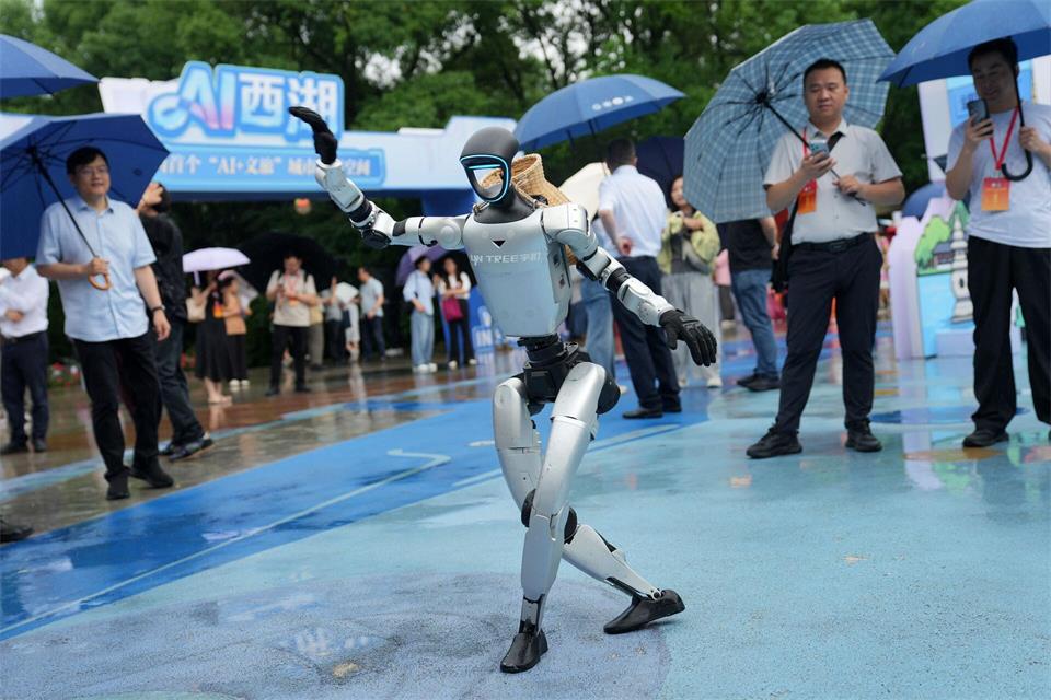 Ein von Unitree entwickelter Roboter führt einen Tanz vor. (Archivbild) Han Chuanhao/XinHua/dpa