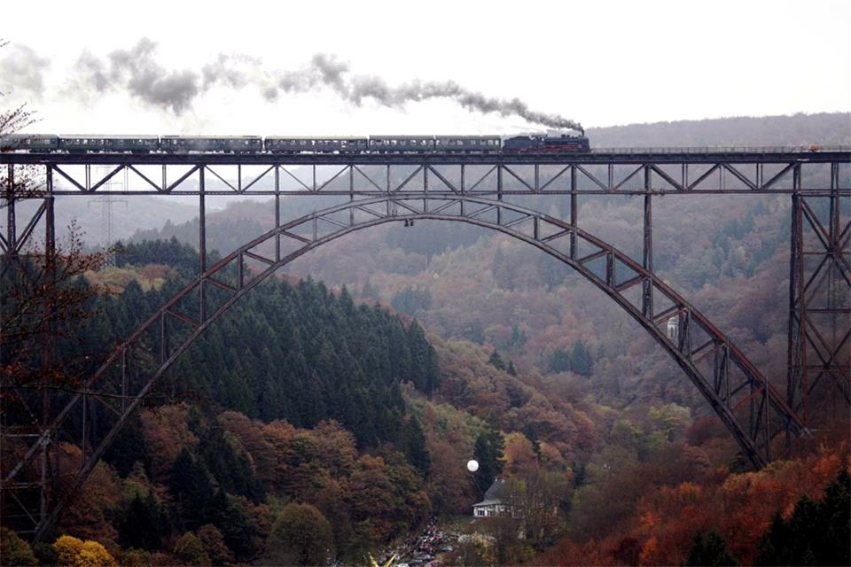 Deutschlands höchste Eisenbahnbrücke ist 125 Jahre alt Ein von einer Dampflok gezogener Zug fährt bei einem Brückenfest über die Müngstener Brücke.