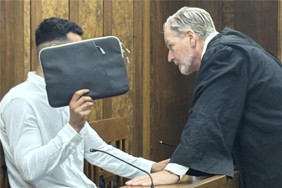 Ein wegen Mordes angeklagter Bocholter (23) ließ am zweiten Verhandlungstag eine Erklärung über seine Anwälte abgeben.