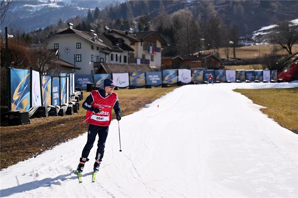 Ein weißer Streifen in viel grün: Frühlingshafte Temperaturen sorgen für schwere Bedingungen im Langlaufstadion. Martin Schutt/dpa