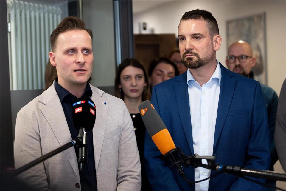 Ein weiterer Kläger, der 46 Jahre alter Geschäftsführer Daniel Oryan (links), sprach bei dem Termin von „Kommunikation Null“.Dieter Menne/dpa