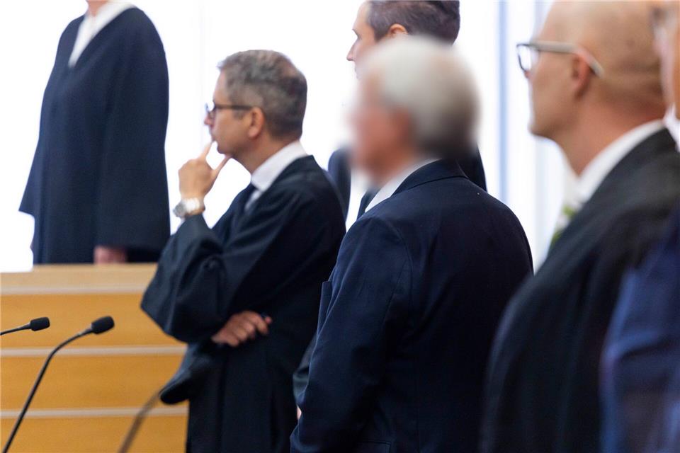 Ein weiterer größerer Prozess zur VW-Dieselaffäre hat in Braunschweig begonnen. Die Verlesung der Anklageschrift verzögerte sich aber. Michael Matthey/dpa