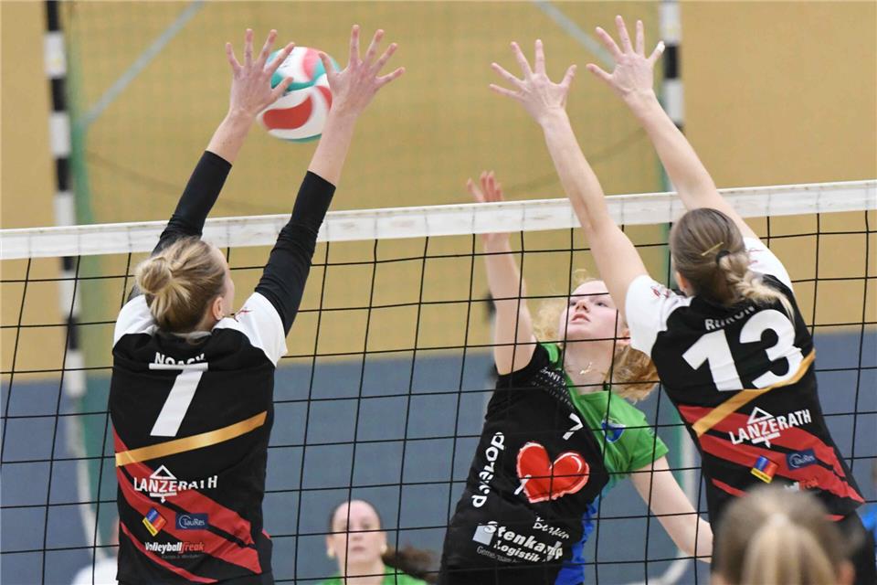 Ein weiteres RSV-Talent: Thea Göckener am Netz gegen die Kölnerinnen Anna Noack (links) und Elina Buron (rechts).