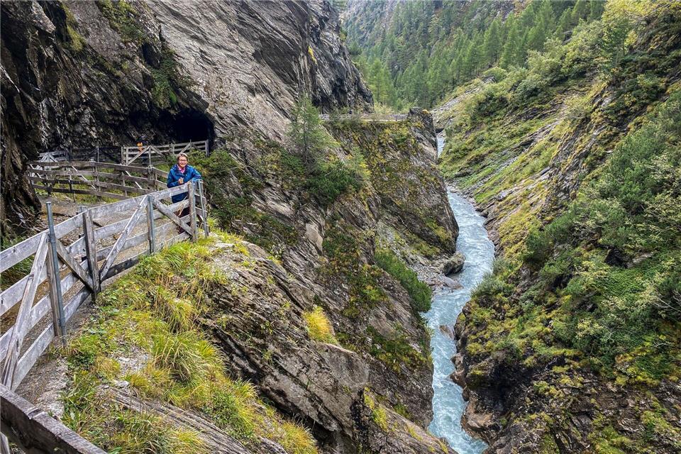 Ein wenig abenteuerlich, aber auch mit Kindern leicht zu gehen: der Weg durch die Daberklamm zum Kalser Tauernhaus.Joachim Hauck/dpa-tmn