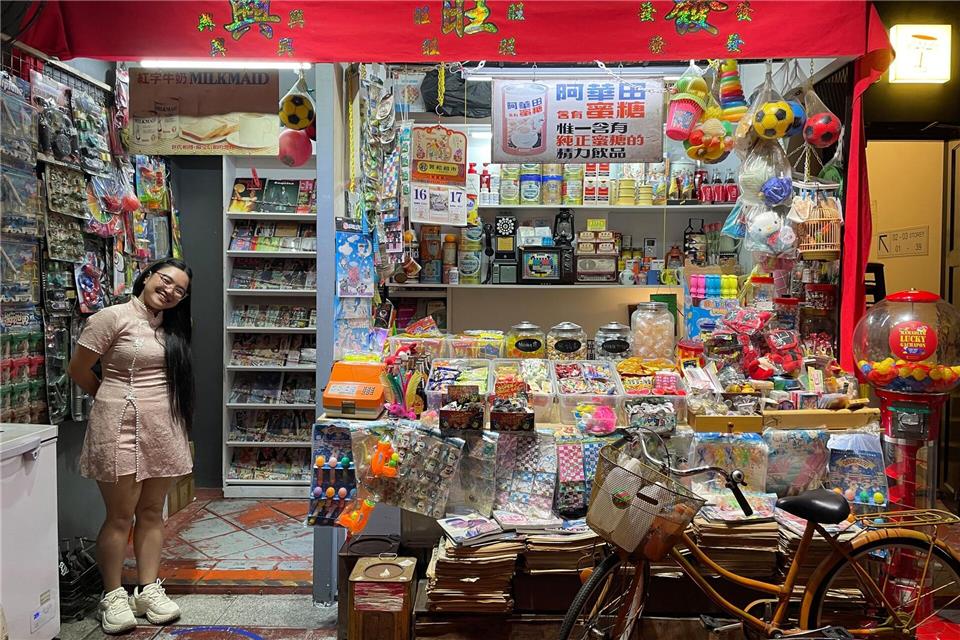 Ein wenig unscheinbar: Das Restaurant „Mama Diam“ gilt als erstklassig - und versteckt sich hinter der Fassade eines Tante-Emma-Ladens. Manuel Meyer/dpa-tmn