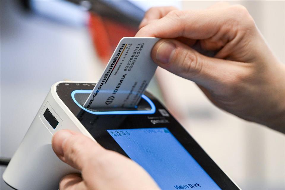 Ein wichtiger Schlüssel, damit Leistungserbringer wie Arztpraxen auf die ePA zugreifen können: die elektronische Gesundheitskarte. picture alliance/dpa