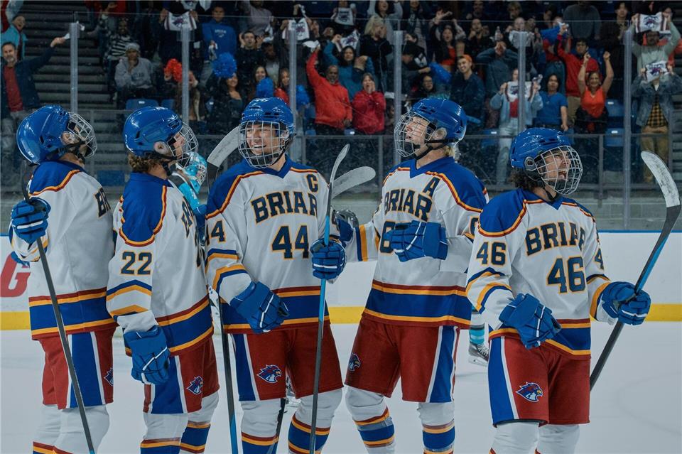 Ein wichtiges Element der Serie „Off Campus“ ist der Eishockey-Sport der Jungs: Unter anderem Logan (Antonio Cipriano), Garrett (Belmont Cameli), Dean (Stephen Kalyn) und Tucker (Jalen Thomas Brooks) sind in einem Team.-/Amazon Content Services LLC/dpa