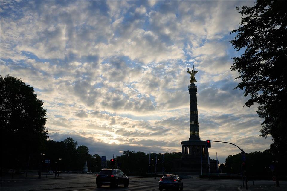 Ein wolkenverhangener Himmel über Berlin kündigt das Ende der trockenen Frühlingstage an. (Symbolbild)Annette Riedl/dpa