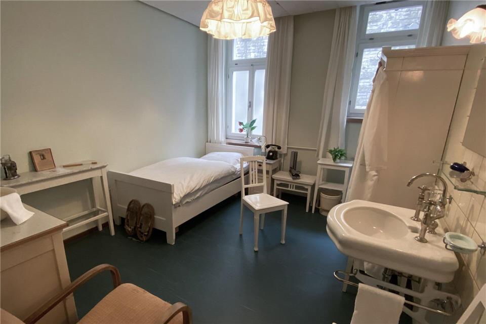 Ein zeitgenössisches Sanatoriumszimmer wurde im „Waldhotel“ wieder eingerichtet, eine Art Mini-Museum mit medizinischem Gerät und „Blauem Heinrich“, ein Taschenspucknapf aus gefärbtem Glas.Stefan Wei�enborn/dpa-tmn