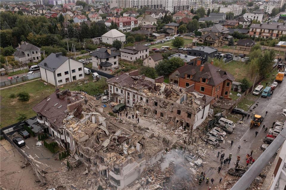 Ein zerstörter Wohnblock nach einem massiven russischen Raketenangriff in Kiew.Svet Jacqueline/ZUMA Press Wire/dpa