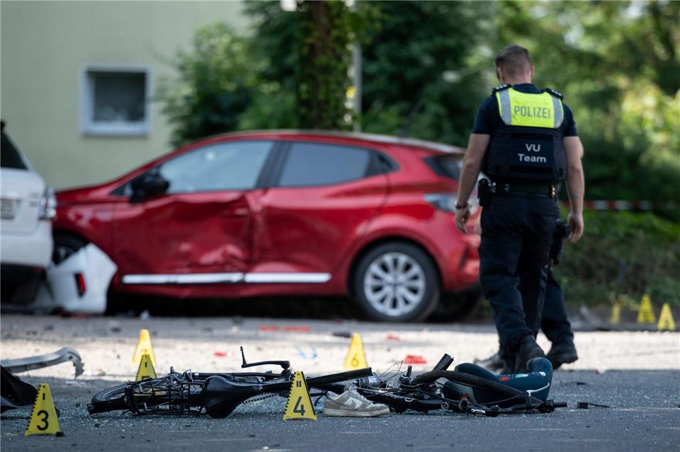 Ein zerstörtes Fahrrad, ein verlorener Schuh auf der Fahrbahn - eine Frau hat drei Kinder angefahren.Fabian Strauch/dpa
