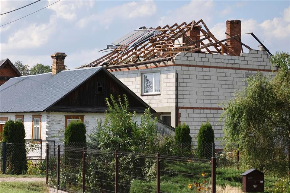 Drohnenabwehr: Der Schwachpunkt an der Nato-Ostgrenze Ein zerstörtes Hausdach, nachdem russische Drohnen während eines Angriffs auf die Ukraine den polnischen Luftraum verletzt haben. (Archivbild)STR/AP/dpa