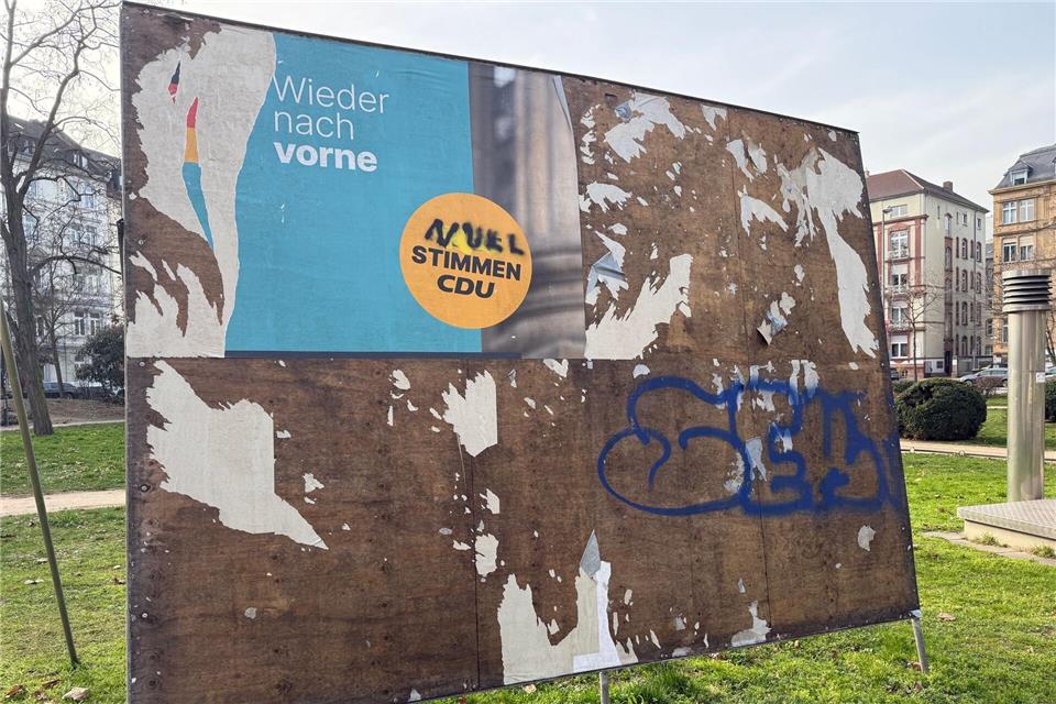 Ein zerstörtes großformatiges Wahlplakat der CDU in Frankfurt - insgesamt sind nach Parteiangaben mehr als 50 beschädigt worden. Isabell Scheuplein/dpa
