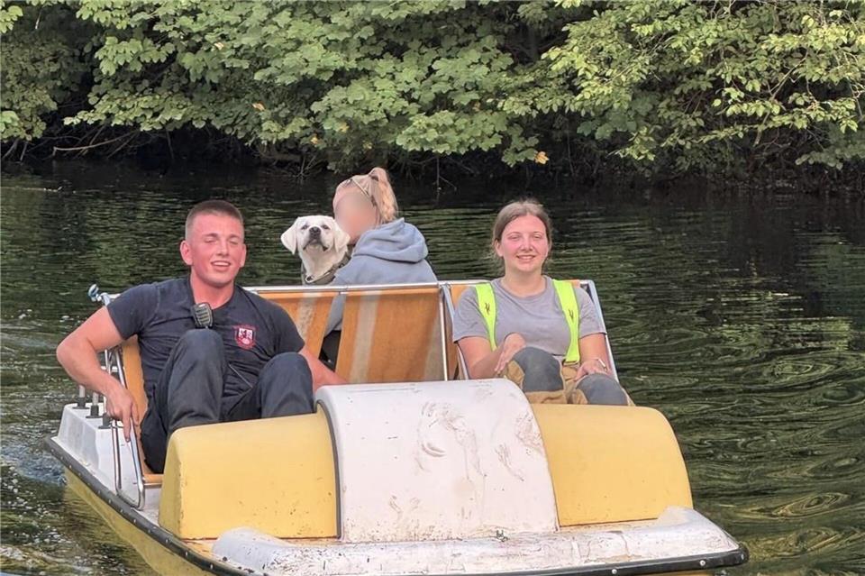 Ein zufällig anwesender Bootsverleiher stellte der Feuerwehr ein Tretboot zur Verfügung.Feuerwehr Ratingen/dpa