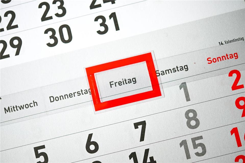 Ein zusätzlicher Arbeitstag kann die Wirtschaftsleistung um etwa 0,1 Prozentpunkte steigern. (Symbolbild)Sina Schuldt/dpa