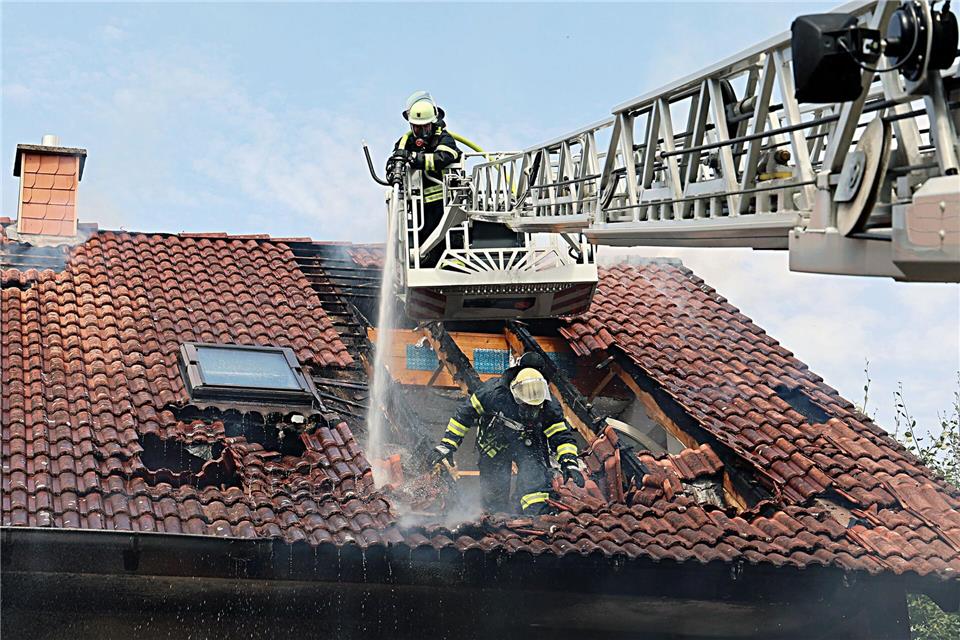 Ein zweijähriges Kind kam nach dem Feuer in Glattbach ins Krankenhaus.Ralf Hettler/dpa